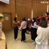 演講結束後，聽眾向講師請教問題