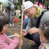 親子為原生種樹苗寫下祝福